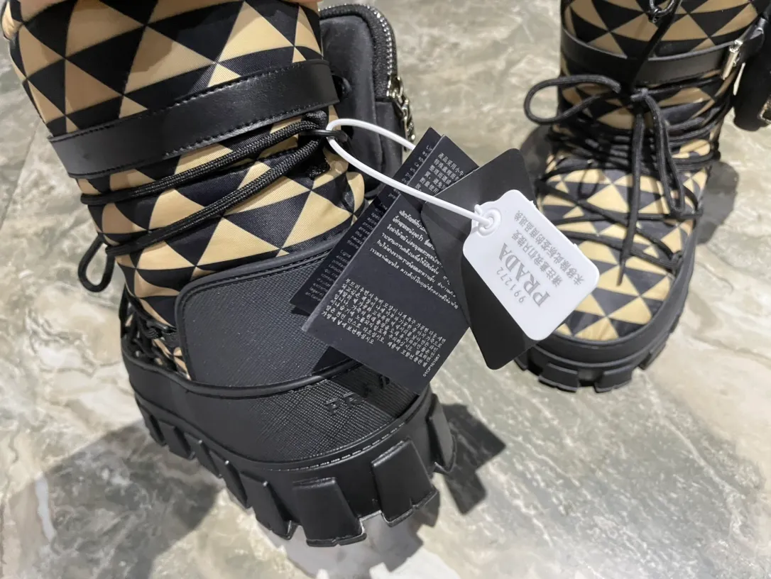 👟👟Ex-factory price 760👟👟 The highest version on the market, Prada's king style, snow boots, ski boots, fat and cute, so cute →_→ From the Prada limited series, unique. Shiny nylon Oblique upper with criss-cross straps for an ideal fit. The boots are made of technical fabric and have a short-cut version. They can be worn in the city or in the mountains. They make the calves slimmer, taller, warmer and have a concave shape. The boots and soles use the original waterproof effect. The size is 35-40. 41Customized